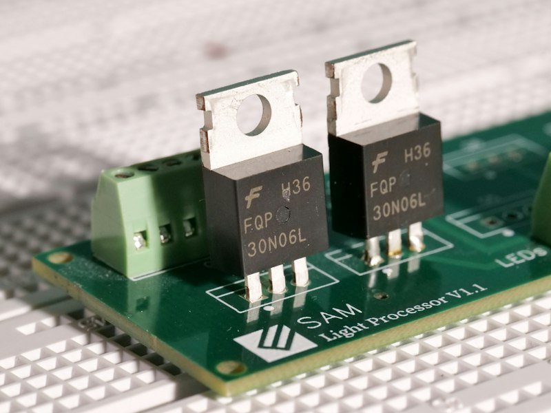 Componentes electrónicos montados en una placa