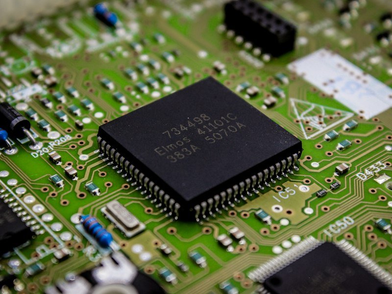 Chip microcontrolador montado en una placa de circuito